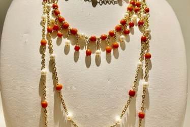Collane componibili e bracciale con ciondoli in argento dorato, corallo e perle naturali